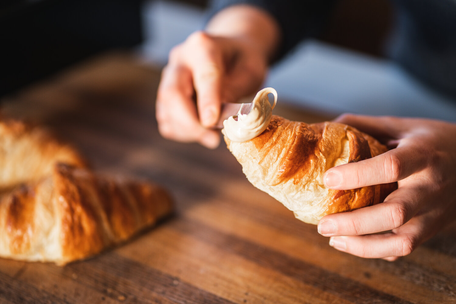 Beurre d'érable sur croissants